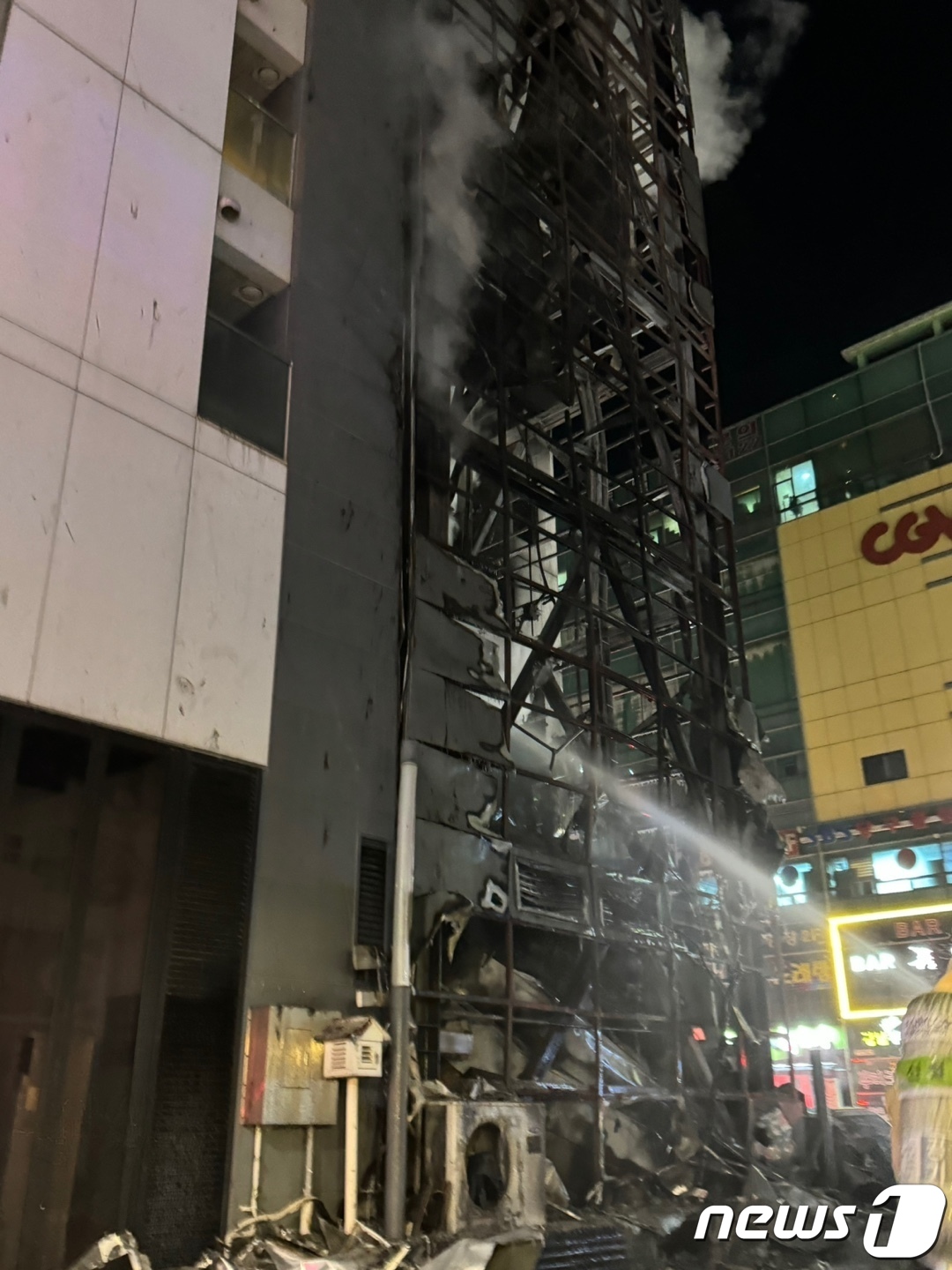 (인천=뉴스1) 박소영 기자 = 17일 오후 9시1분께 인천시 남동구 논현동 한 호텔 주차장에서 불이 났다는 신고가 접수돼 소방당국은 대응 2단계를 발령하고 진화 작업 1시간29분 …