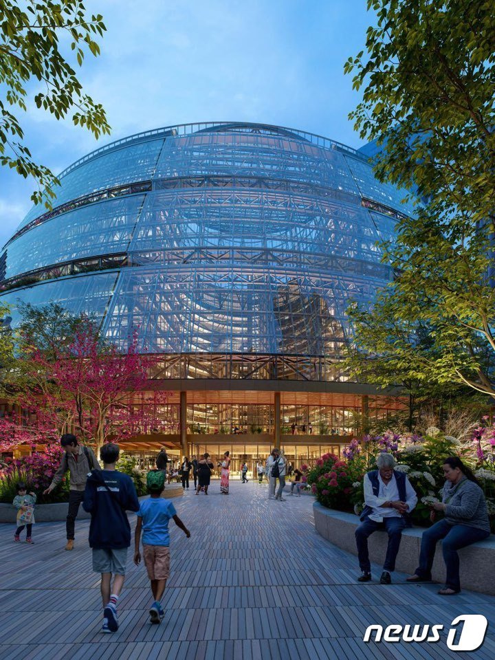 본문 이미지 - 구글이 시카고 본사로 쓰게 될 다운타운의 톰슨센터 건물 리모델링 계획을 발표했다. 독일 건축가 헬무트 얀이 설계한 이 건축물의 상징과 역사를 보존하면서 21세기에 맞는 디자인을 구현하겠다는 것이 구글의 약속이다. 구글은 이 건물을 지난해 인수했다. 사진은 구글이 13일 공개한 톰슨센터 렌더링.