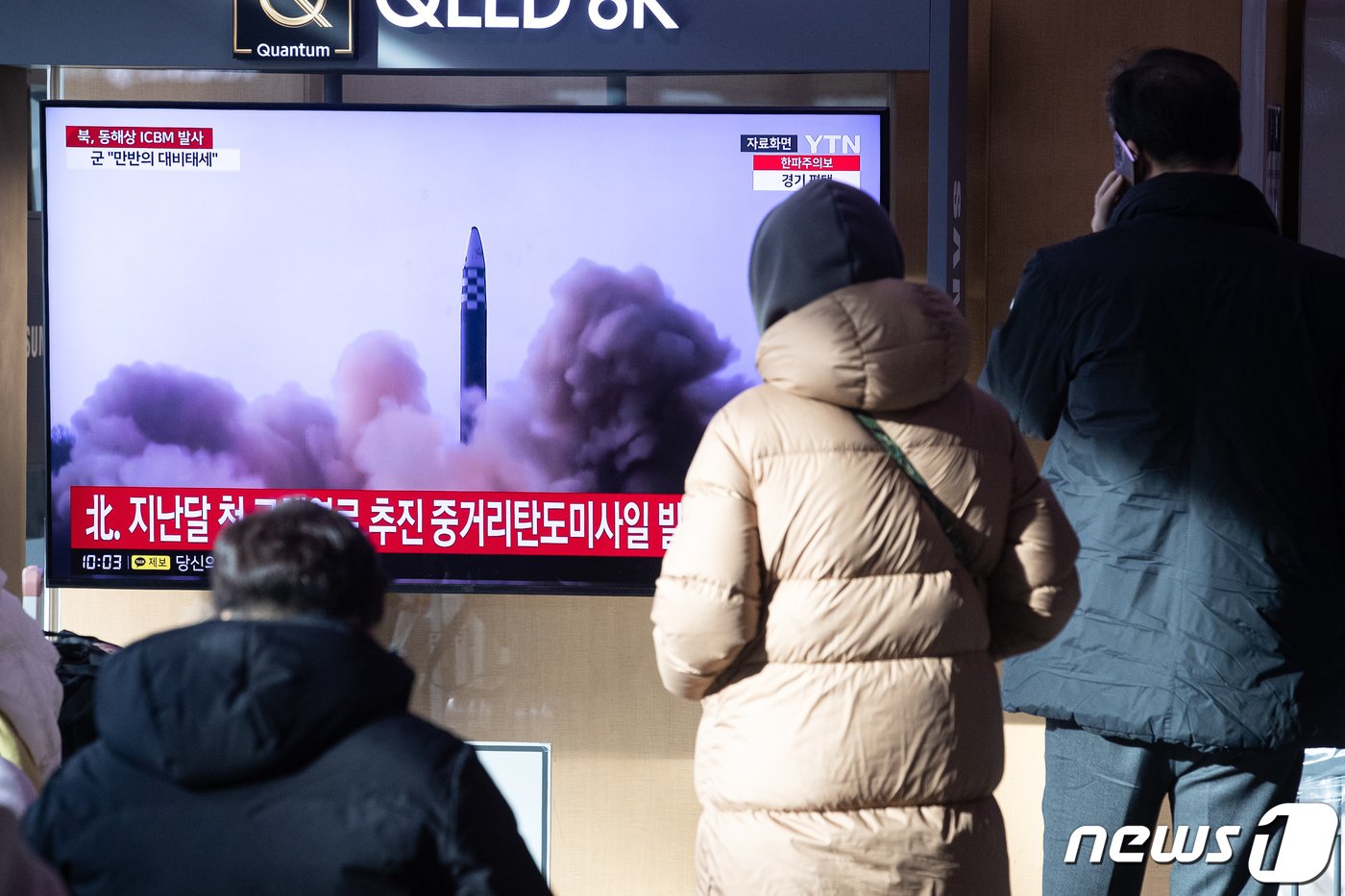 본문 이미지 - 18일 서울역에서 시민들이 북한의 대륙간탄도미사일(ICBM) 도발 관련 뉴스를 시청하고 있다. /뉴스1 ⓒ News1 유승관 기자