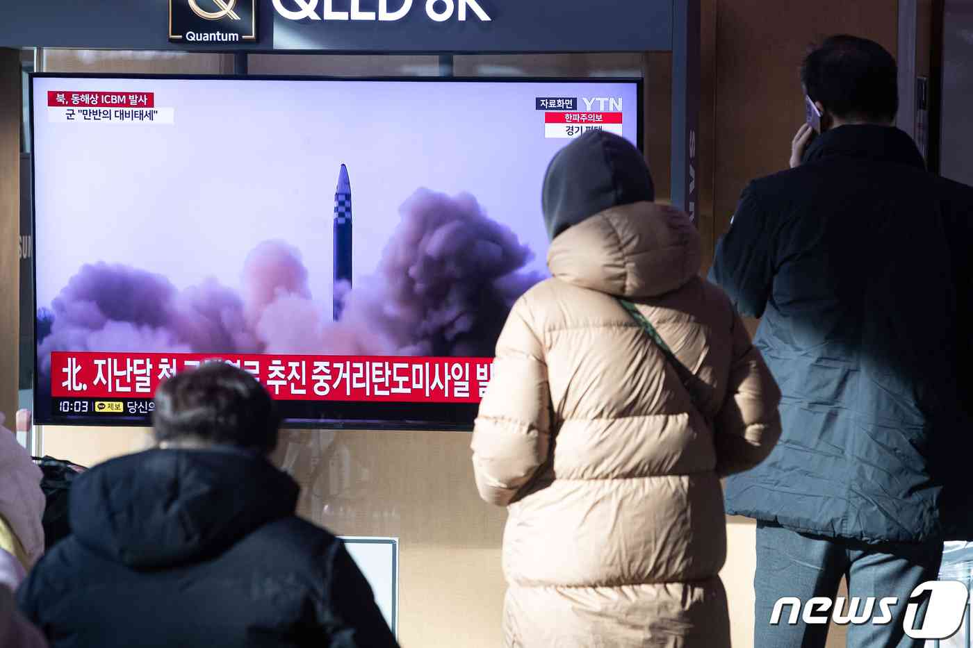 18일 서울역에서 시민들이 북한의 대륙간탄도미사일(ICBM) 도발 관련 뉴스를 시청하고 있다. 2023.12.18/뉴스1 © News1 유승관 기자
