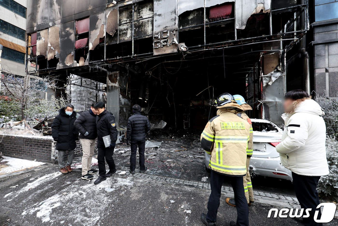 (인천=뉴스1) 구윤성 기자 = 18일 오전 인천 남동구 논현동의 한 호텔 화재현장에서 경찰과 소방 등 관계당국 관계자들이 합동감식을 하고 있다.전날 오후 9시 1분께 이 호텔의 …