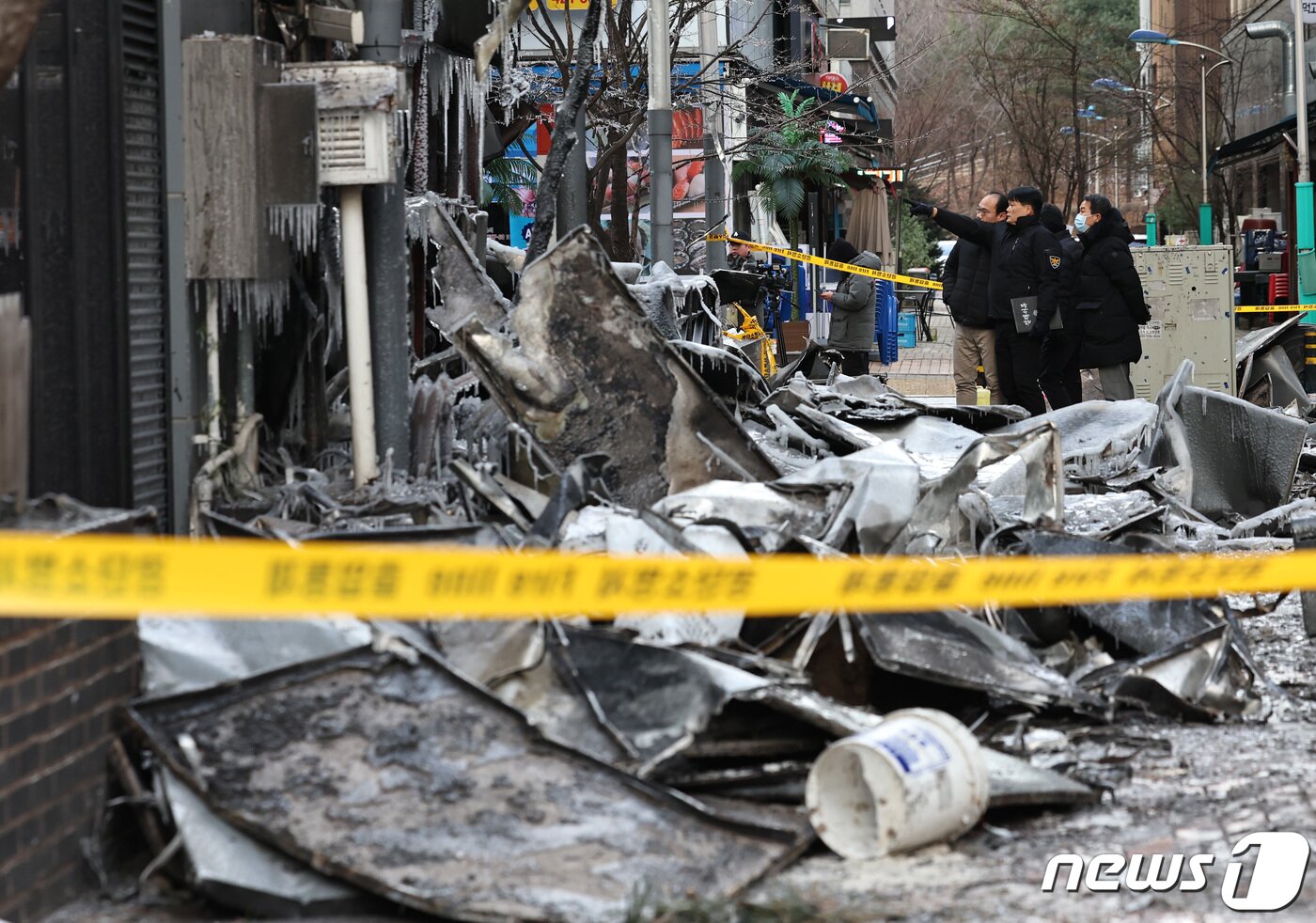 본문 이미지 - 18일 오전 인천 남동구 논현동의 한 호텔 화재현장에서 경찰과 소방 등 관계당국 관계자들이 합동감식을 하고 있다. 2023.12.18/뉴스1 ⓒ News1 구윤성 기자