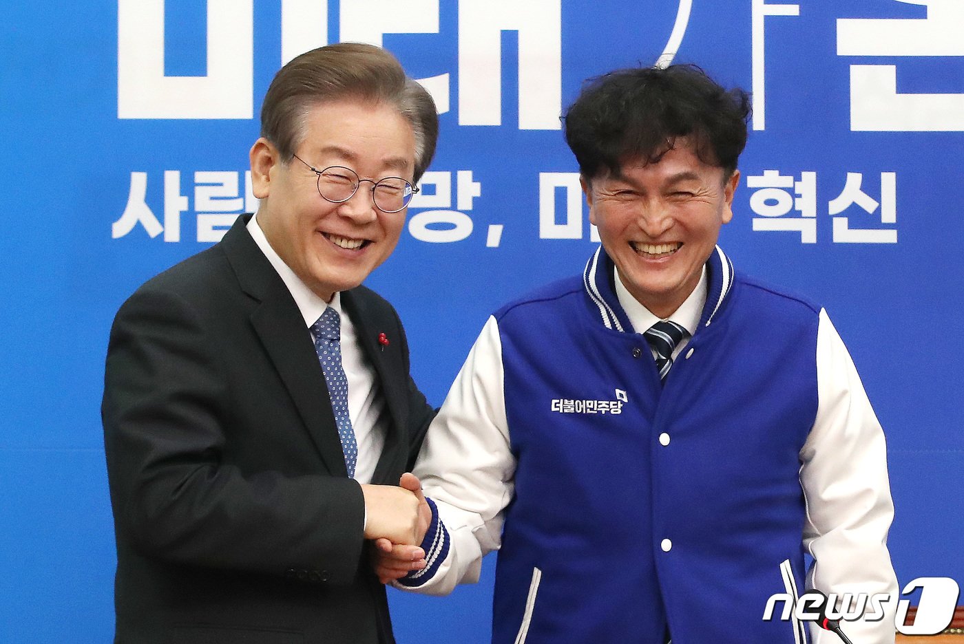 본문 이미지 - 이재명 더불어민주당 대표가 18일 오전 서울 여의도 국회에서 열린 더불어민주당 3호 인재영입식에서 인재영입 3호 인사인 류삼영 전 총경과 악수를 나누고 있다. 인재 영입 3호 인사인 류삼영 전 총경은 윤석열 정부의 행정안전부 경찰국 설치에 반대해 '전국경찰서장회의'를 주도했다가 퇴직했다. 2023.12.18/뉴스1 ⓒ News1 임세영 기자