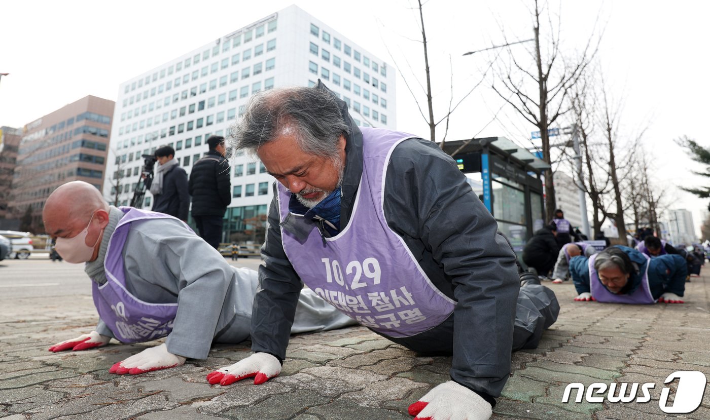 본문 이미지 - 이정민 10.29 이태원 참사 유가족협의회 운영위원장과 시민대책위가 18일 오전 서울 여의도 국회 앞에서 열린 10.29 이태원 참사 특별법 본회의 통과 촉구 기자회견을 마친 후 국회 둘레 오체투지를 하고 있다. 2023.12.18/뉴스1 ⓒ News1 김성진 기자