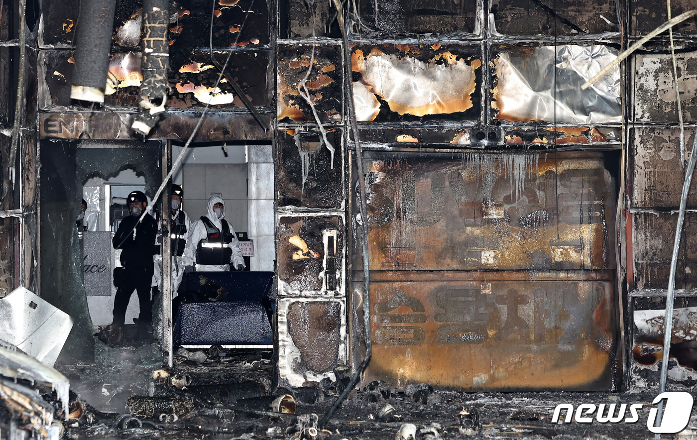 (인천=뉴스1) 구윤성 기자 = 18일 오전 인천 남동구 논현동의 한 호텔 화재현장에서 경찰과 소방, 국립과학수사연구원 등 관계당국 관계자들이 합동감식을 하고 있다.전날 오후 9시 …
