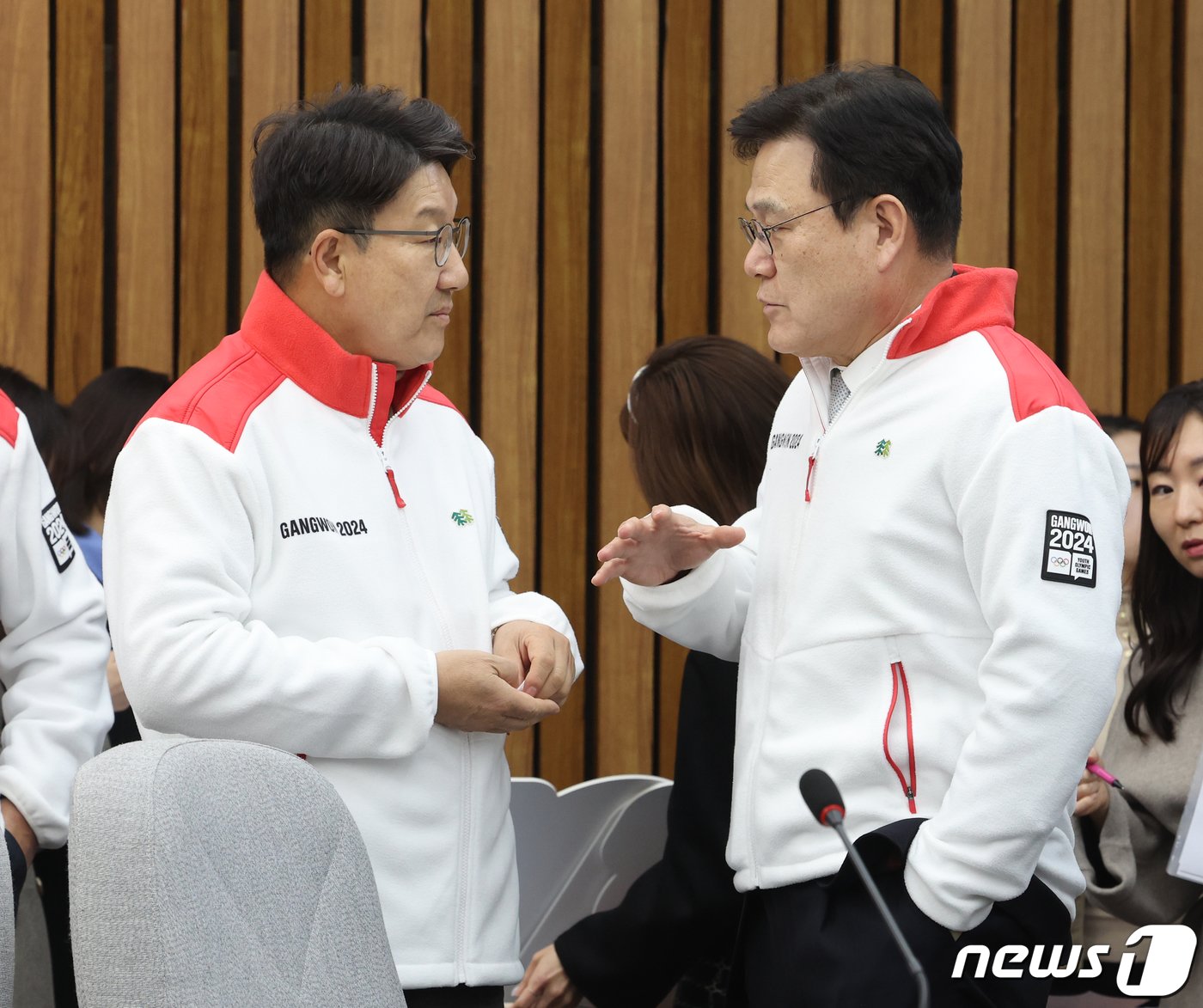 본문 이미지 - 권성동 국민의힘 의원과 최종구 강원동계청소년올림픽대회 조직위원장이 18일 서울 여의도 국회에서 열린 2024강원동계청소년올림픽 성공개최를 위한 당정협의회에서 대화를 하고 있다. 2023.12.18/뉴스1 ⓒ News1 송원영 기자