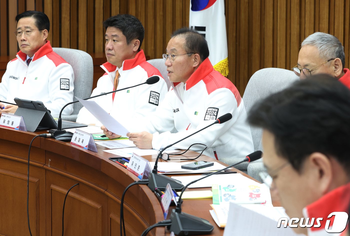 윤재옥 국민의힘 대표 권한대행이 18일 서울 여의도 국회에서 열린 2024강원동계청소년올림픽 성공개최를 위한 당정협의회에서 발언을 하고 있다. 2023.12.18/뉴스1 ⓒ News1 송원영 기자