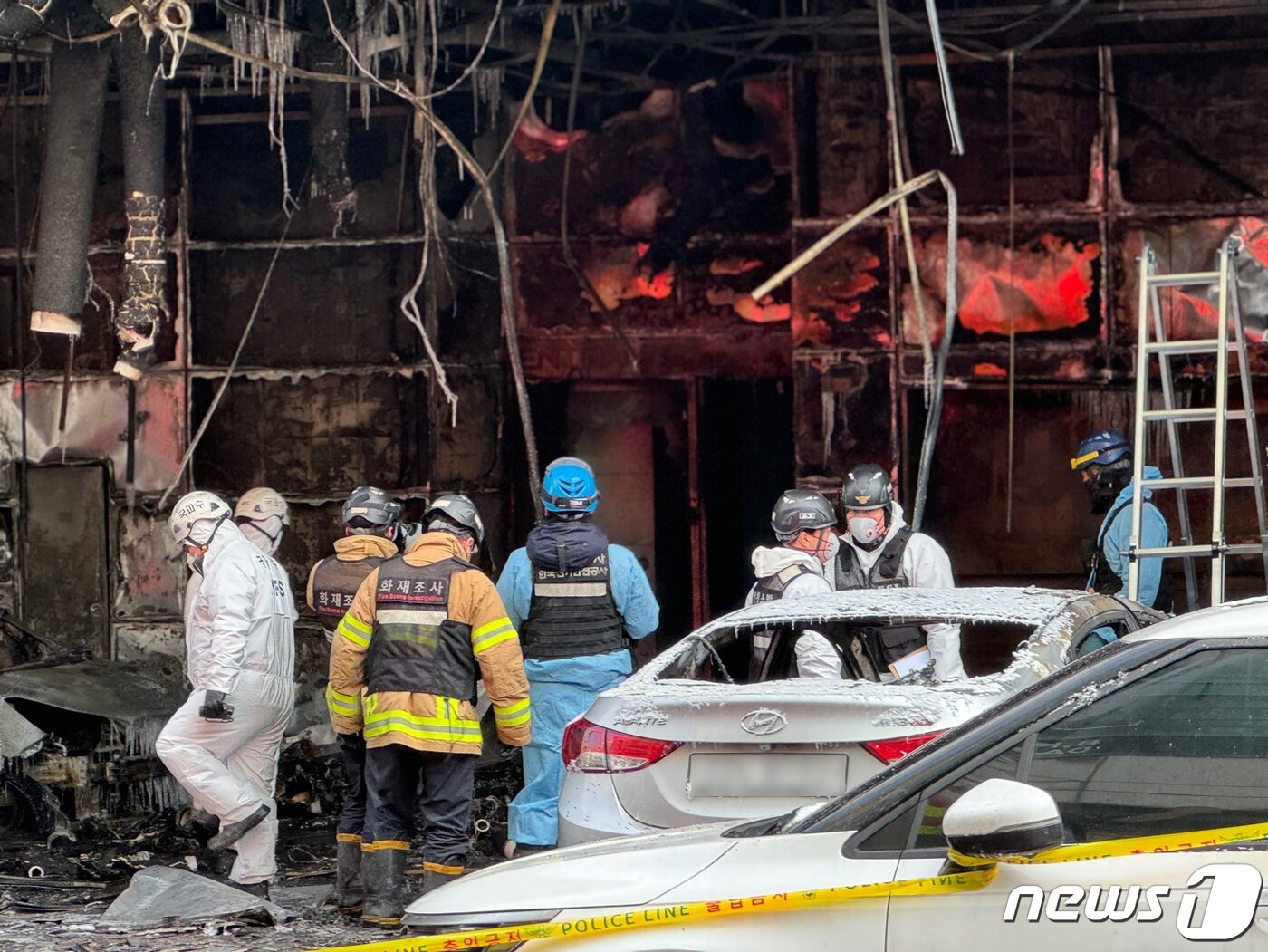 본문 이미지 - 18일 오전 인천 남동구 논현동의 한 호텔 화재현장에서 경찰과 소방, 국립과학수사연구원 등 관계당국 관계자들이 합동감식을 하고 있다. 전날 오후 9시 1분께 이 호텔의 기계식 주차장에서 불이나 1시간 30분 만에 진화됐다. 이번 화재로 54명이 중경상을 입었다. 2023.12.18/뉴스1 ⓒ News1 박소영 기자