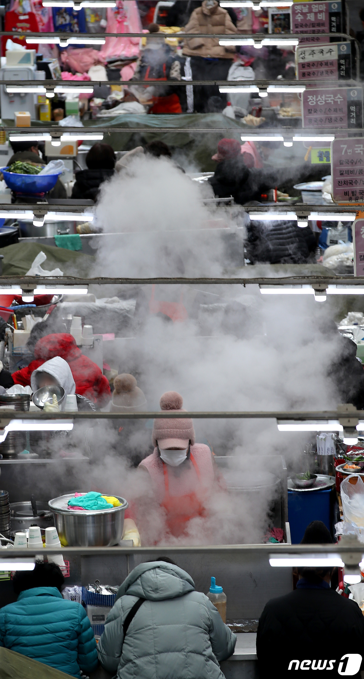 (대구=뉴스1) 공정식 기자 = 매서운 북극 한파가 이어진 18일 대구 중구 서문시장을 찾은 시민들이 김이 모락모락 피어오르는 국수로 꽁꽁 언 몸을 녹이고 있다. 2023.12.1 …