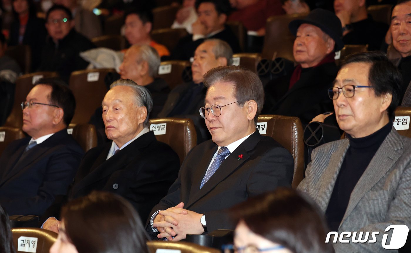 이재명 더불어민주당 대표가 18일 오후 서울 여의도 용산구 CGV용산아이파크몰에서 열린 &#39;길위에 김대중&#39; VIP시사회에서 참석자들과 영화 시작을 기다리고 있다. 왼쪽부터 김부겸 전 국무총리, 권노갑 김대중재단 이사장, 이 대표, 김홍업 김대중평화센터 이사장. 2023.12.18/뉴스1 ⓒ News1 ,황기선 기자