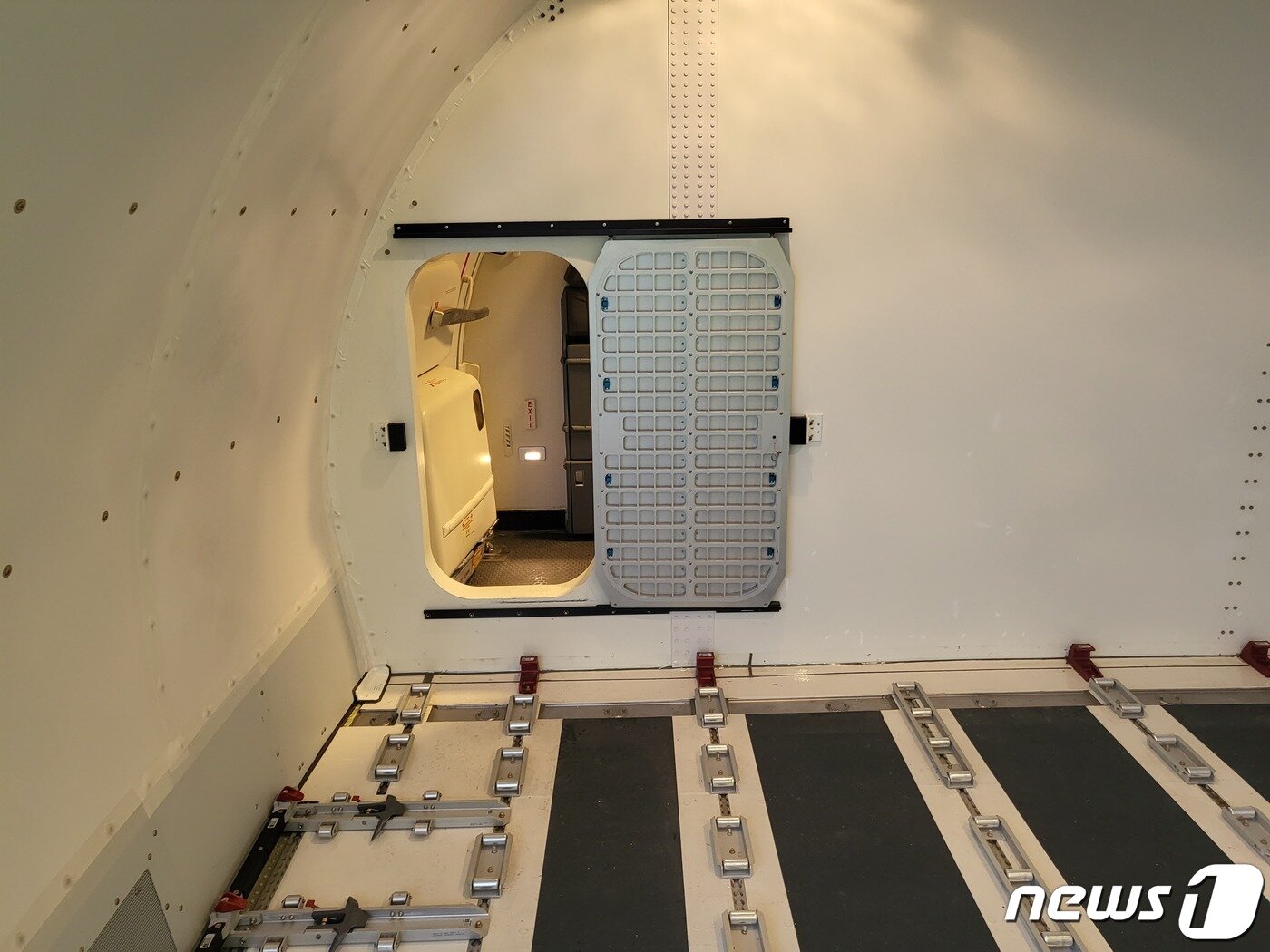 본문 이미지 - 제주항공 화물기의 내부모습(공동취재단) 2023.12.14/뉴스1 ⓒ News1 금준혁 기자