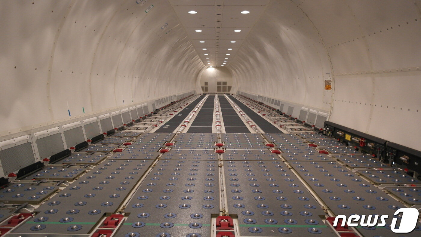 본문 이미지 - 제주항공 화물기의 내부모습 2023.12.14/뉴스1 ⓒ News1 금준혁 기자