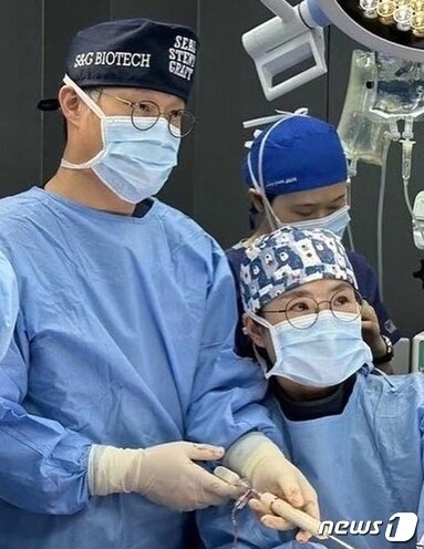 본문 이미지 - 반려동물 심장병 치료를 위한 브이클램프 수술을 진행하고 있는 의료진(고려동물메디컬센터 제공) ⓒ 뉴스1
