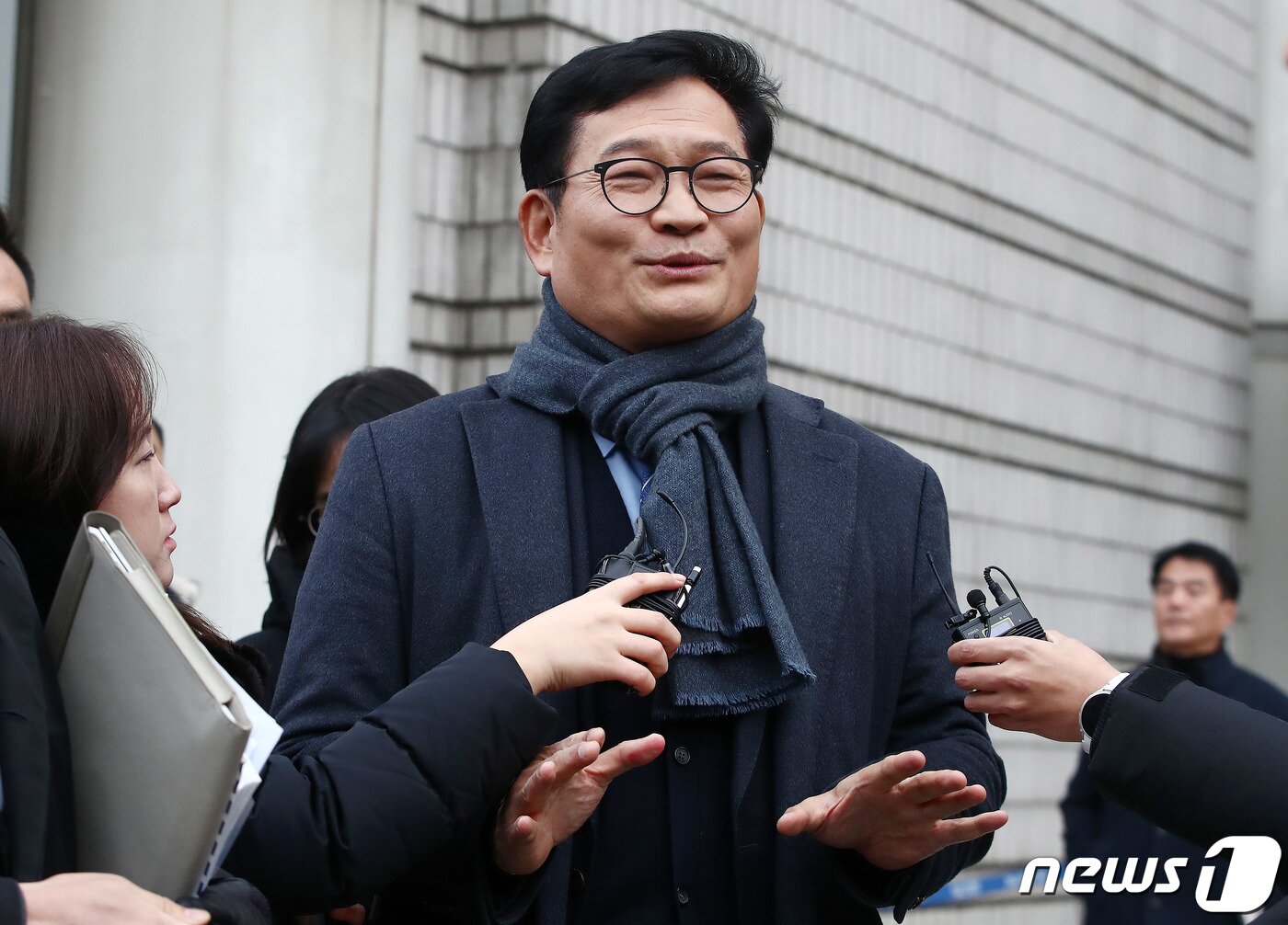 본문 이미지 - '더불어민주당 전당대회 돈봉투 살포'에 관여한 혐의를 받는 송영길 전 대표가 18일 오후 서울 서초구 서울중앙지방법원에서 열린 구속 전 피의자 심문(영장실질심사)을 마치고 법원을 나서며 취재진 질문에 답하고 있다. 2023.12.18/뉴스1 ⓒ News1 박세연 기자