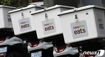 본문 이미지 -  쿠팡 마이크로 풀필먼트 센터 앞에 주차된 바이크 모습 ⓒ News1 박지혜 기자