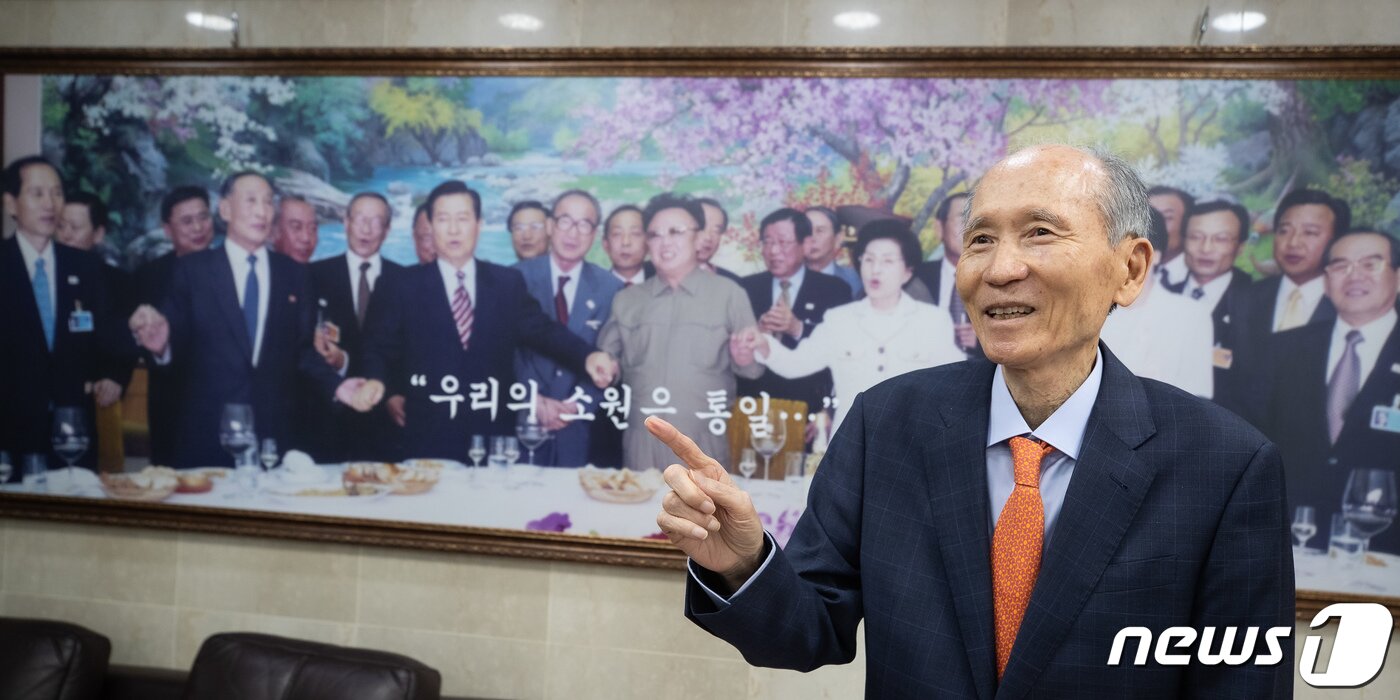 본문 이미지 - 박재규 경남대학교 총장이 18일 서울 종로구 경남대학교 극동문제연구소에서 6·15 남북공동선언 사진 앞에서 당시 상황에 대해 설명하고 있다. 2023.12.18/뉴스1 ⓒ News1 유승관 기자