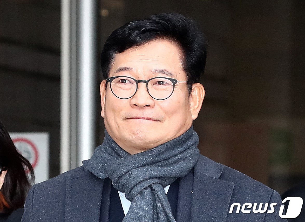 &#39;더불어민주당 전당대회 돈봉투 살포&#39;에 관여한 혐의를 받는 송영길 전 대표가 18일 오후 서울 서초구 중앙지방법원에서 열린 구속 전 피의자 심문&#40;영장실질심사&#41;을 마친 후 법원을 나서고 있다. 2023.12.18/뉴스1 ⓒ News1 박세연 기자