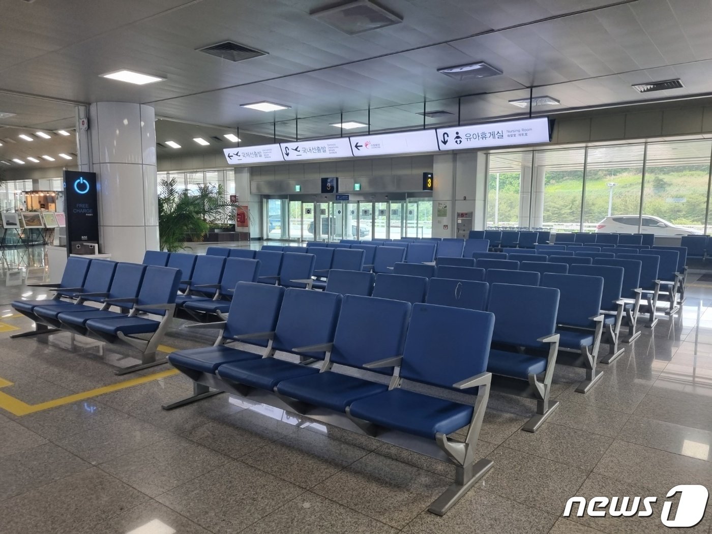 지난 5월 양양국제공항 거점항공사 플라이강원의 운항 중단으로 청사 내부가 텅텅 빈 모습.&#40;뉴스1 DB&#41;