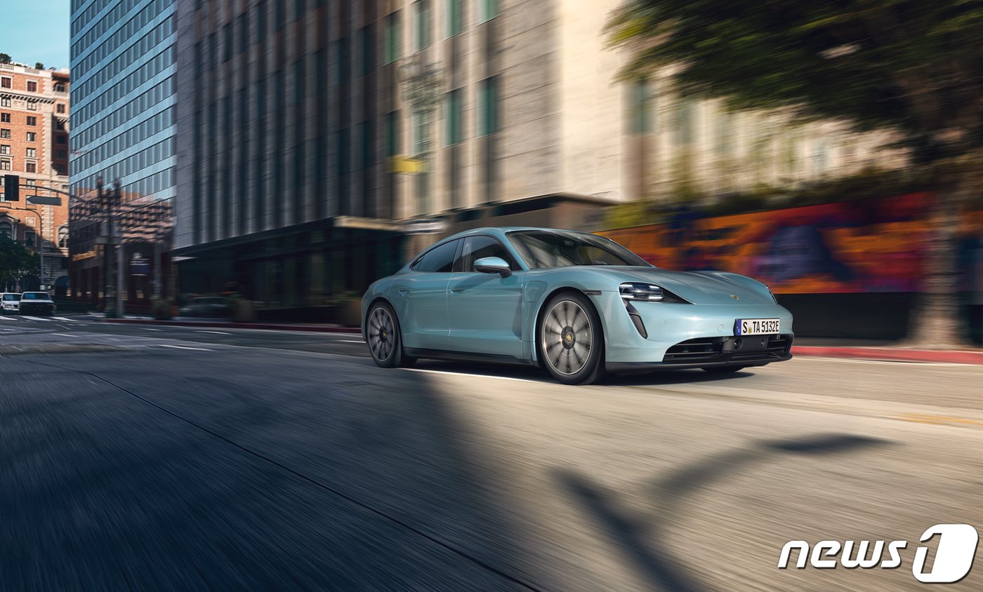 본문 이미지 - 포르쉐의 타이칸 4S 주행 모습.(포르쉐코리아 제공)ⓒ 뉴스1 