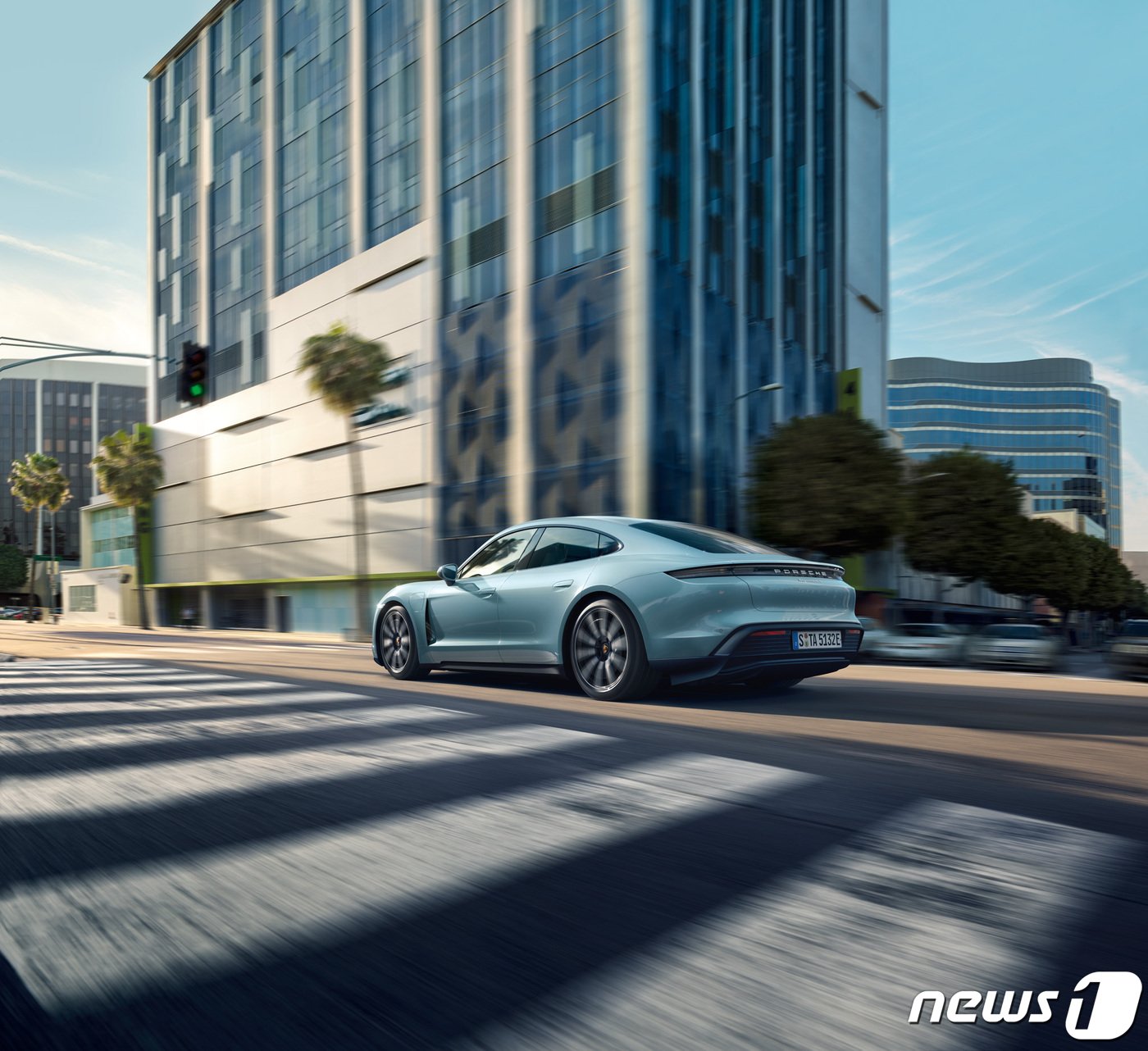 본문 이미지 -  포르쉐의 타이칸 4S 주행 모습.(포르쉐코리아 제공)ⓒ 뉴스1