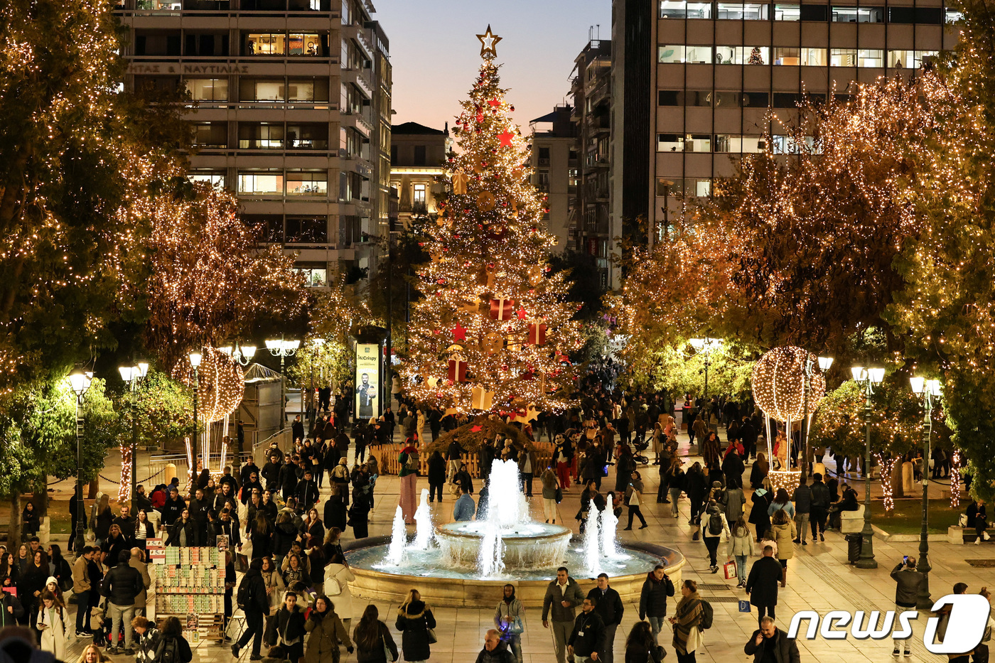 (아테네 로이터=뉴스1) 정지윤 기자 = 18일(현지시간) 크리스마스를 앞둔 그리스 아테네의 거리가 사람들로 북적이고 있다. 2023.12.18ⓒ 로이터=뉴스1