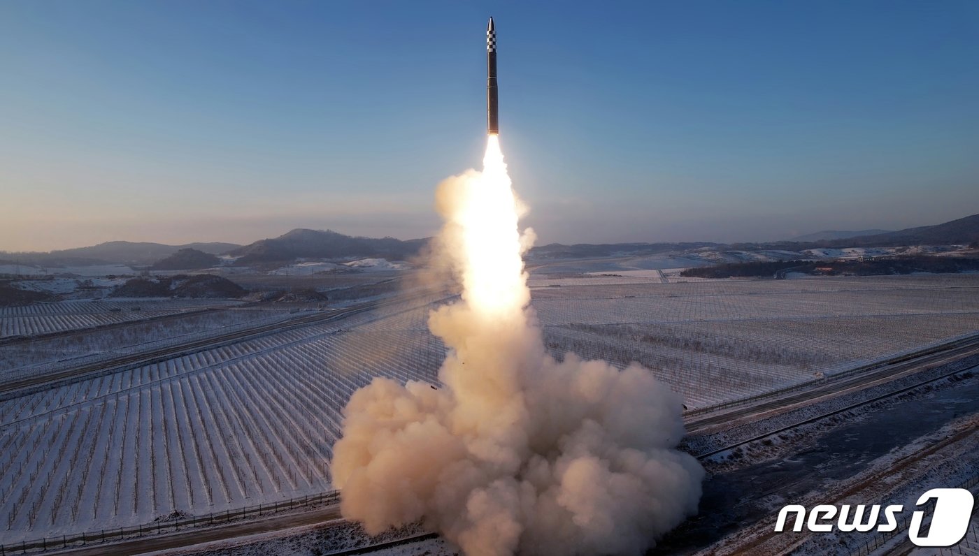 본문 이미지 - (평양 노동신문=뉴스1) = 북한의 고체연료 기반의 신형 대륙간탄도미사일(ICBM) '화성-18형'. [국내에서만 사용가능. 재배포 금지. DB 금지. For Use Only in the Republic of Korea. Redistribution Prohibited] rodongphoto@news1.kr
