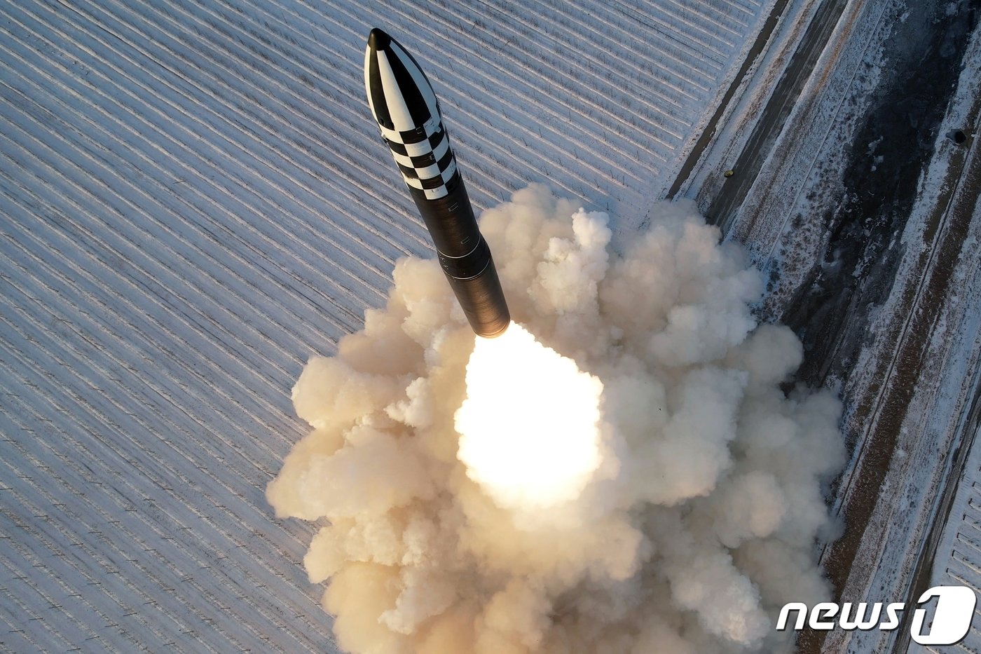 &#40;평양 노동신문=뉴스1&#41; = 북한의 고체연료 기반 대륙간탄도미사일&#40;ICBM&#41; &#39;화성-18형&#39; 발사 장면. [국내에서만 사용가능. 재배포 금지. DB 금지. For Use Only in the Republic of Korea. Redistribution Prohibited] rodongphoto@news1.kr