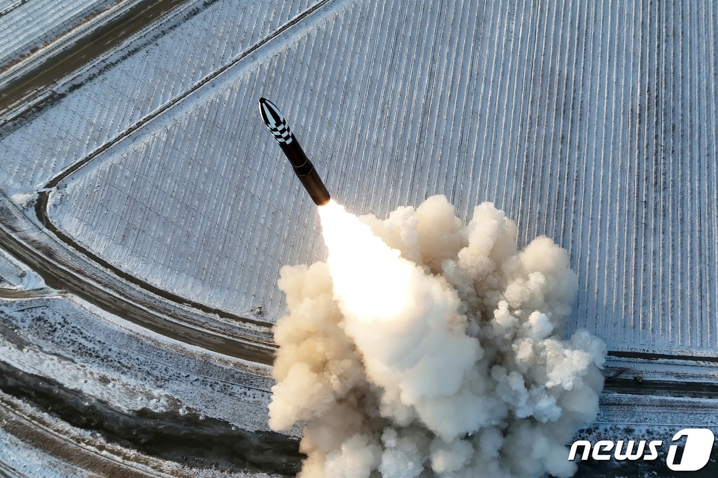 &#40;평양 노동신문=뉴스1&#41; = 북한 대륙간탄도미사일&#40;ICBM&#41; &#39;화성-18형&#39;의 발사 모습.  [국내에서만 사용가능. 재배포 금지. DB 금지. For Use Only in the Republic of Korea. Redistribution Prohibited] rodongphoto@news1.kr