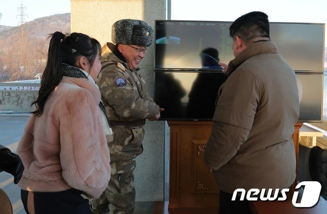 본문 이미지 - 지난 18일 고체연료 기반의 신형 대륙간탄도미사일(ICBM) '화성-18형' 발사훈련 현장에 딸 주애와 함께한 김정은 노동당 총비서. [국내에서만 사용가능. 재배포 금지. DB 금지. For Use Only in the Republic of Korea. Redistribution Prohibited] rodongphoto@news1.kr