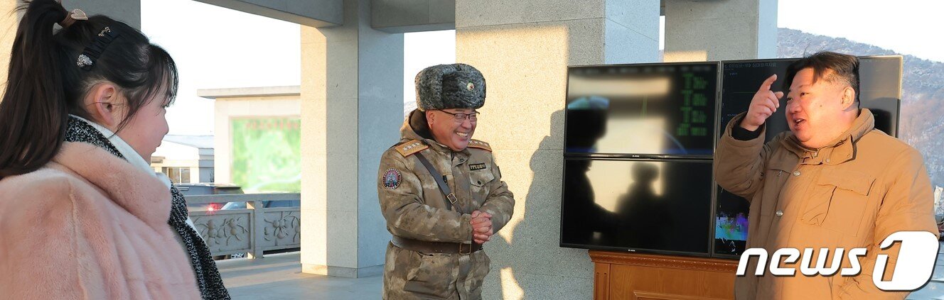 본문 이미지 - 북한이 전날 발사한 장거리탄도미사일이 고체연료 기반의 신형 대륙간탄도미사일&#40;ICBM&#41; &#39;화성-18형&#39;이며 김정은 노동당 총비서가 현지에서 &#39;발사훈련&#39;을 지도했다고 노동당 기관지 노동신문이 19일 보도했다. 발사훈련에는 김 총비서의 딸 주애도 함께했다. [국내에서만 사용가능. 재배포 금지. DB 금지. For Use Only in the Republic of Korea. Redistribution Prohibited] rodongphoto@news1.kr