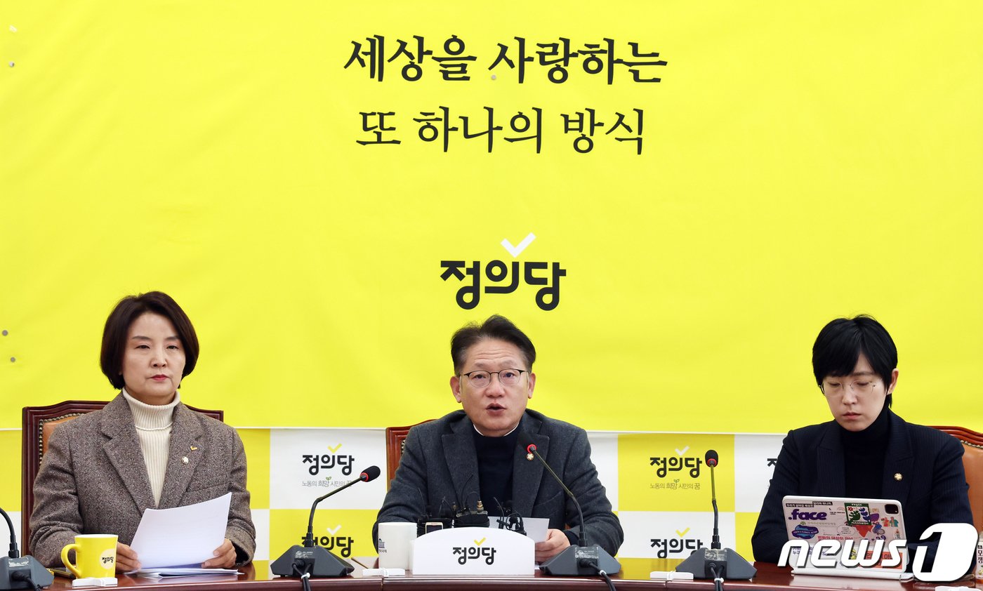 본문 이미지 - 배진교 정의당 원내대표가 19일 오전 서울 여의도 국회에서 열린 의원총회에서 모두발언을 하고 있다. 2023.12.19/뉴스1 ⓒ News1 황기선 기자