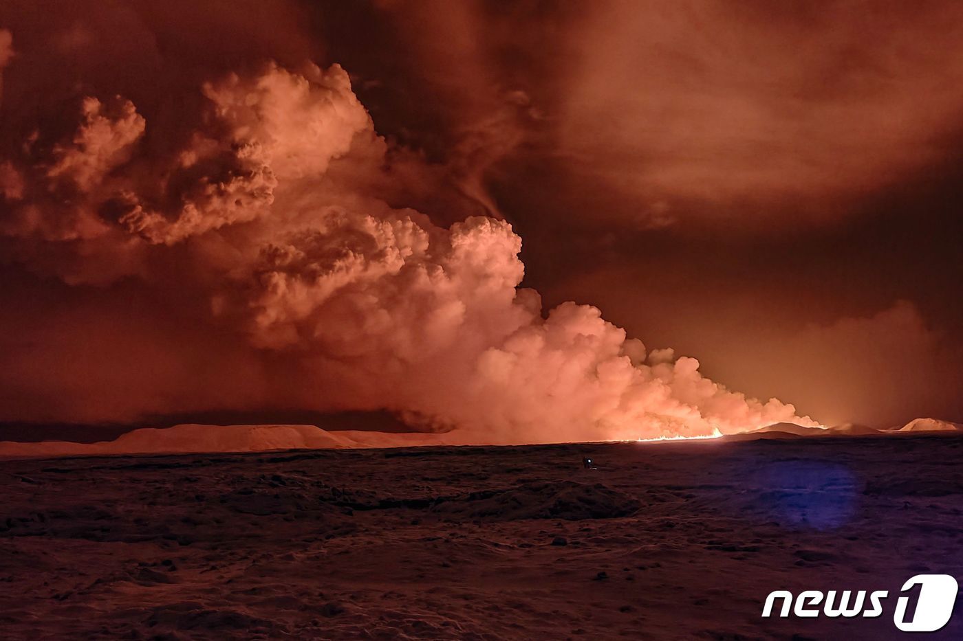 본문 이미지 - 18일(현지시간) 아이슬란드 남서부 레이캬비크 반도의 그린다비크 지역에서 화산이 폭발해 하늘이 빨갛게 보이는 가운데 화산재가 뿜어져 나오고 있다. 2023.12.18 ⓒ AFP=뉴스1 ⓒ News1 정지윤 기자