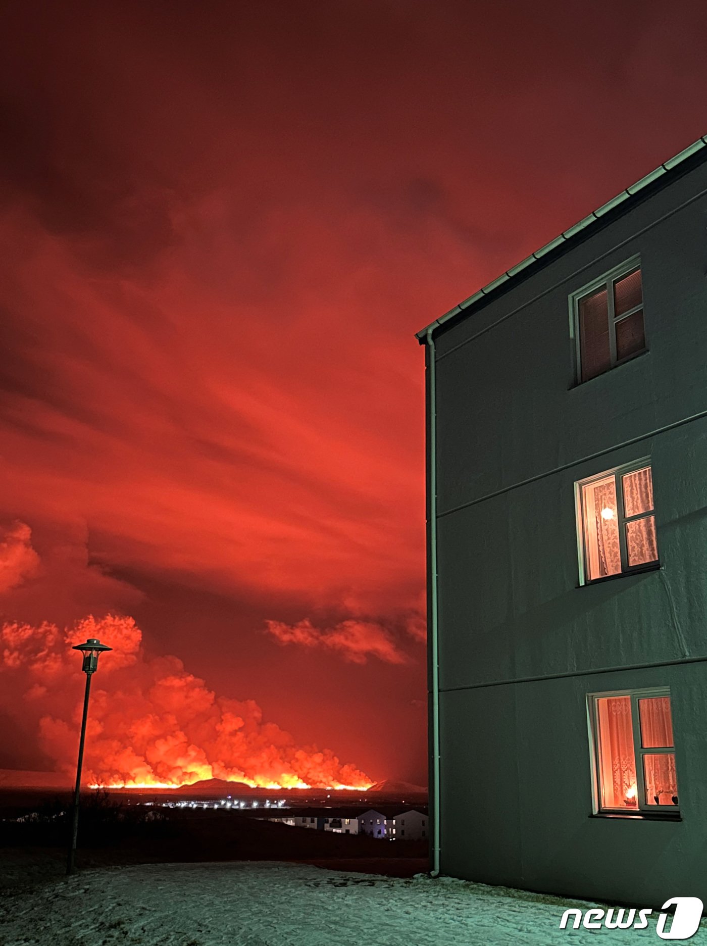 본문 이미지 - 18일(현지시간) 아이슬란드 남서부 레이캬비크 반도의 그린다비크 지역에서 화산이 폭발해 화산재가 피어오르고 하늘이 온통 빨갛게 물들어있다. 2023.12.18 ⓒ 로이터=뉴스1 ⓒ News1 정지윤 기자
