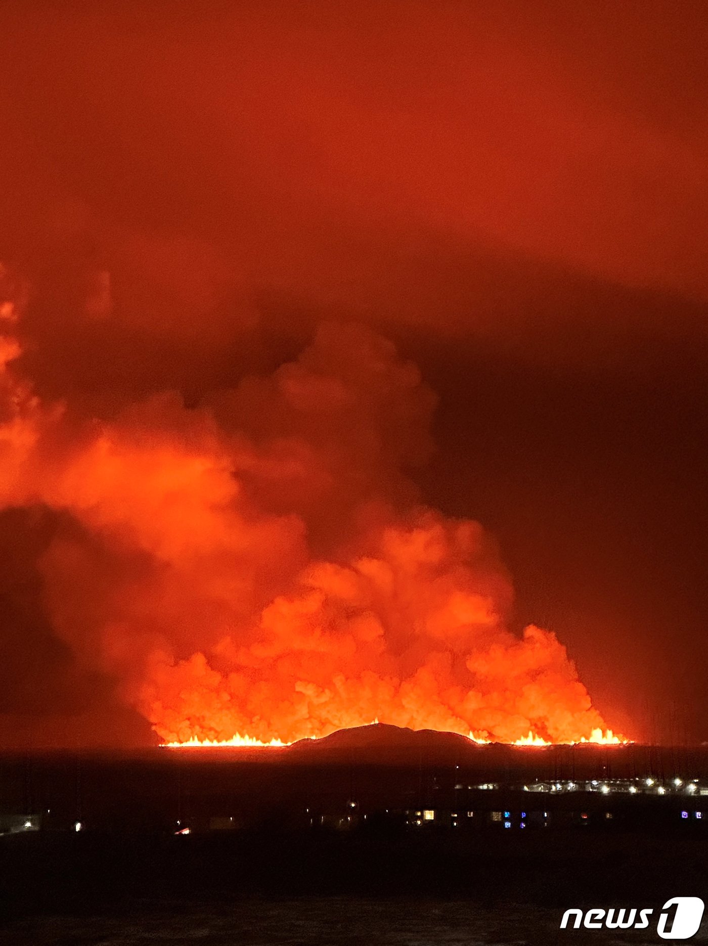 본문 이미지 - 18일(현지시간) SNS에 올라온 사진에서 아이슬란드 레이캬비크 반도 남서부 그린다비크 지역 화산이 터져 화산재가 솟아오르고 있다. 2023.12.18 ⓒ 로이터=뉴스1 ⓒ News1 정지윤 기자