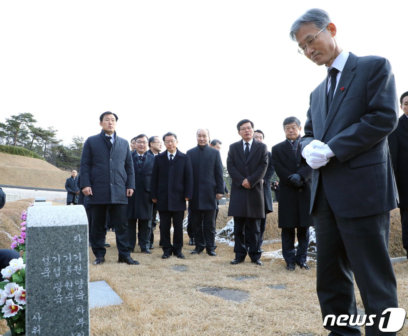 조희대 대법원장이 19일 오전 광주 북구 운정동 국립5·18민주묘지를 참배한 뒤 묘역을 둘러보고 있다. 2023.12.19/뉴스1 ⓒ News1 박지현 수습기자