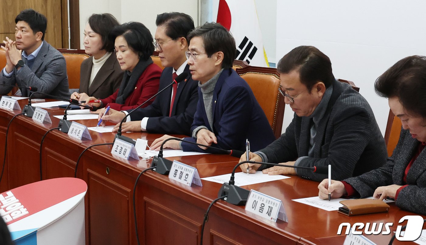 본문 이미지 - 조경태 국민의힘 뉴시티 프로젝트 특별위원장이 19일 서울 여의도 국회에서 열린 뉴시티 프로젝트 특별위원회 서울 인접지역 경기 당협위원장 간담회에서 발언을 하고 있다. 2023.12.19/뉴스1 ⓒ News1 송원영 기자
