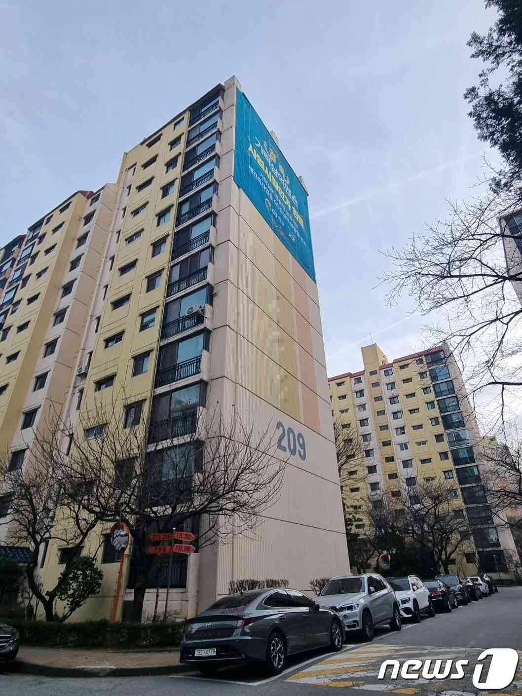 서울 송파구 가락삼익맨숀아파트 단지 내 전경. 위쪽으로 GS건설의 사업시행인가 축하 현수막이 보인다. 2023. 12. 18./뉴스1 © News1 최서윤 기자