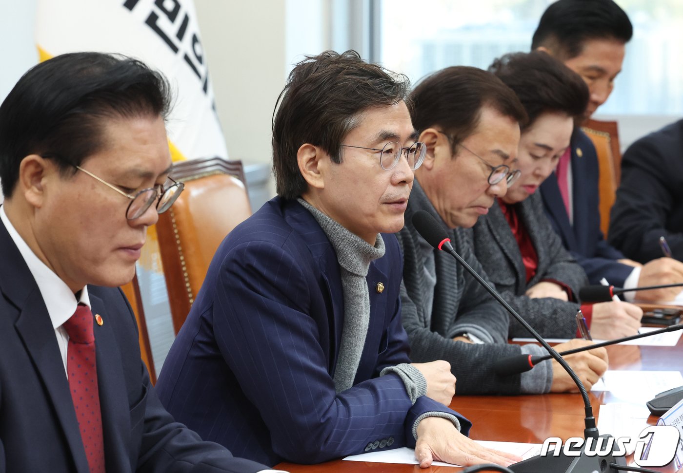 본문 이미지 - 조경태 국민의힘 뉴시티 프로젝트 특별위원장이 19일 서울 여의도 국회에서 열린 뉴시티 프로젝트 특별위원회 서울 인접지역 경기 당협위원장 간담회에서 발언을 하고 있다. 2023.12.19/뉴스1 ⓒ News1 송원영 기자