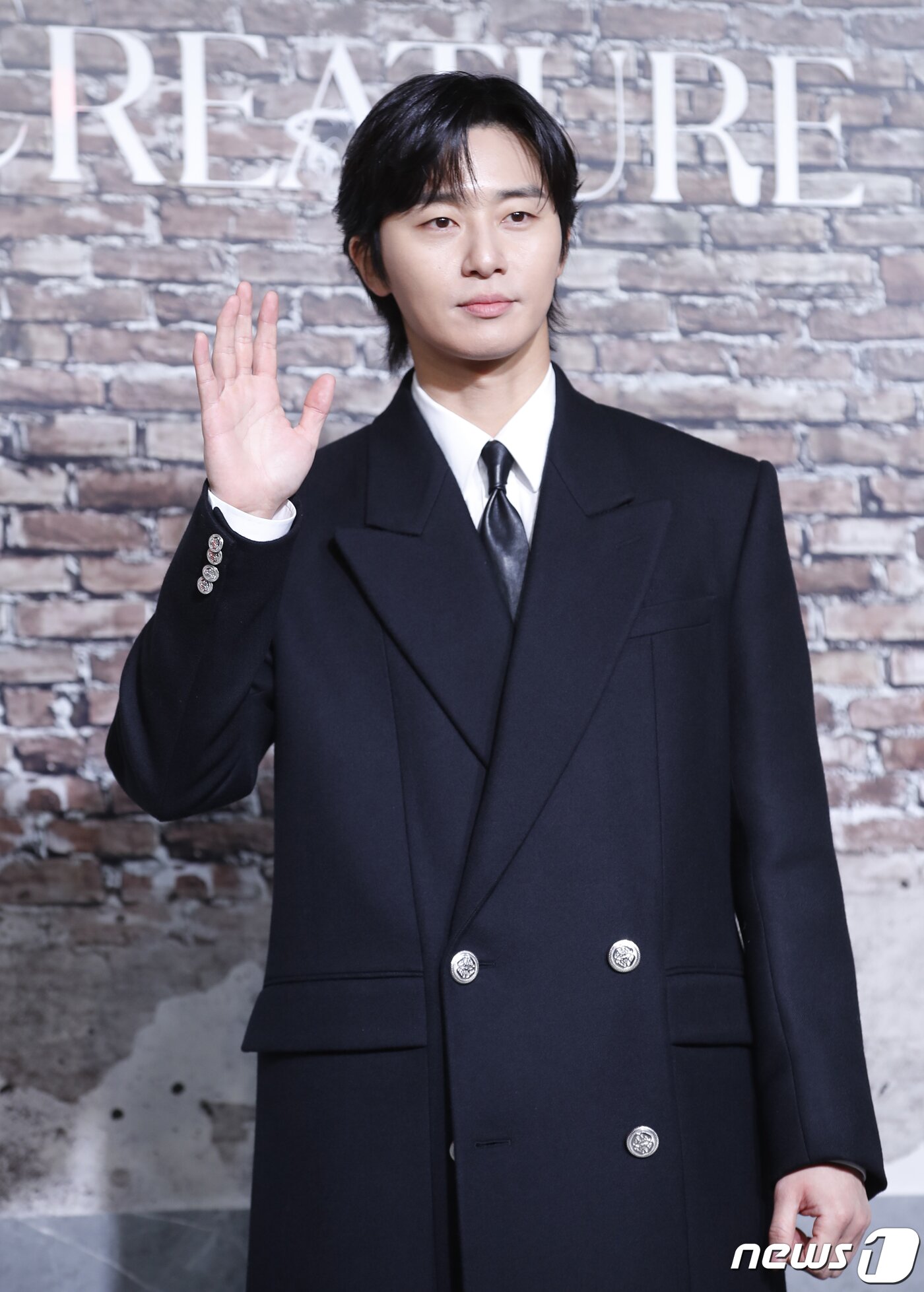 본문 이미지 - 배우 박서준이 19일 서울 용산구 레이어20 스튜디오에서 열린 넷플릭스 오리지널 시리즈 '경성크리처'(감독 정동윤) 제작발표회에서 포즈를 취하고 있다. ‘경성 크리처’는 시대의 어둠이 가장 짙었던 1945년 봄, 생존이 전부였던 두 청춘이 탐욕 위에 탄생한 괴물과 맞서는 이야기를 그린 작품이다. 2023.12.19/뉴스1 ⓒ News1 권현진 기자