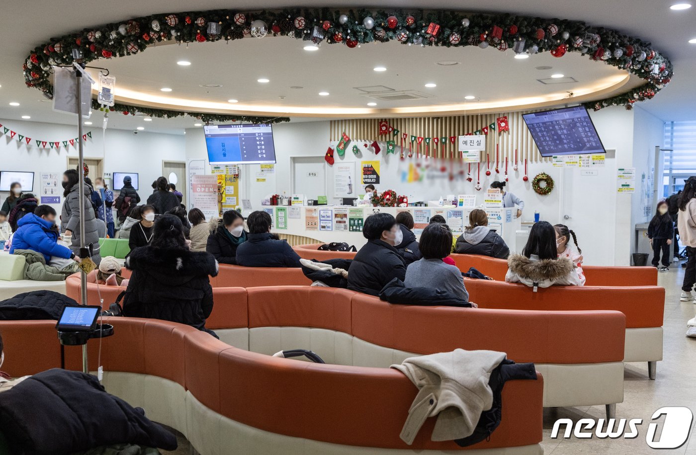 본문 이미지 - 19일 서울의 한 소아과가 진료 대기를 앞둔 환자들로 붐비고 있다. (사진은 기사 내용과 무관함) 2023.12.19/뉴스1 ⓒ News1 이재명 기자