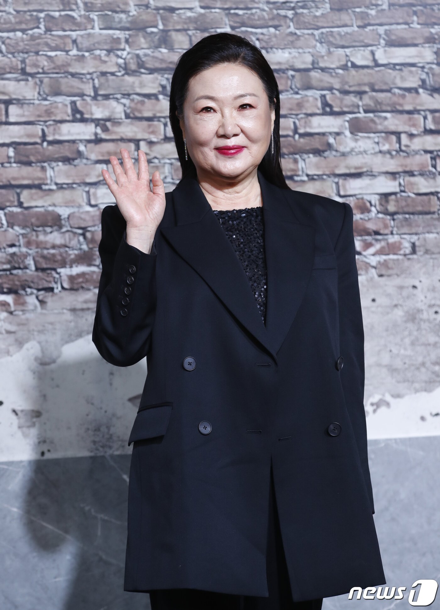 본문 이미지 - 배우 김해숙이 19일 서울 용산구 레이어20 스튜디오에서 열린 넷플릭스 오리지널 시리즈 '경성크리처'(감독 정동윤) 제작발표회에서 미소를 짓고 있다. ‘경성 크리처’는 시대의 어둠이 가장 짙었던 1945년 봄, 생존이 전부였던 두 청춘이 탐욕 위에 탄생한 괴물과 맞서는 이야기를 그린 작품이다. 2023.12.19/뉴스1 ⓒ News1 권현진 기자