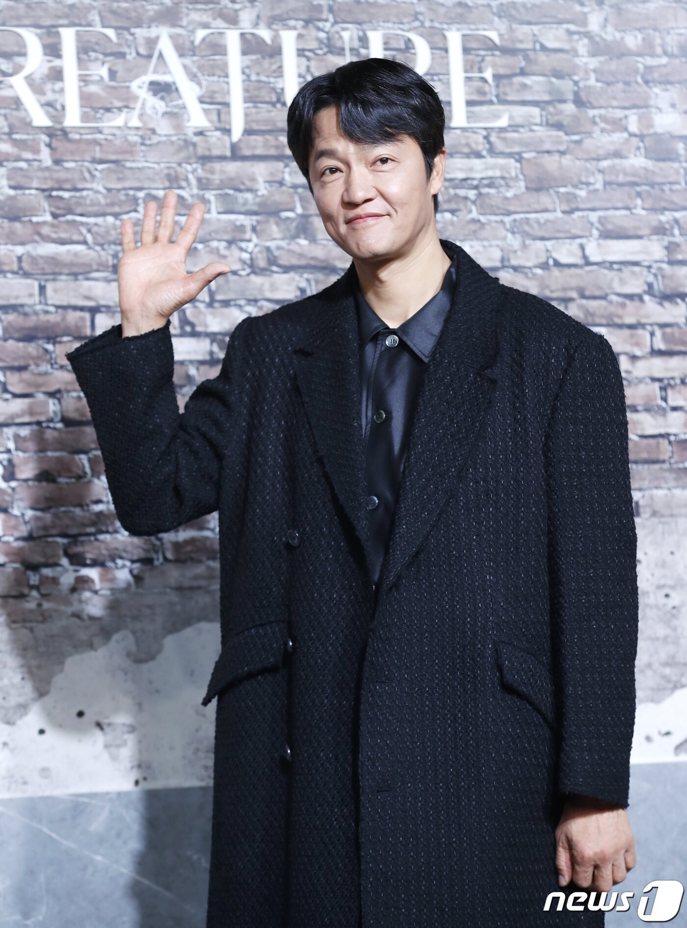 본문 이미지 - 배우 조한철이 19일 서울 용산구 레이어20 스튜디오에서 열린 넷플릭스 오리지널 시리즈 '경성크리처'(감독 정동윤) 제작발표회에서 포즈를 취하고 있다. ‘경성 크리처’는 시대의 어둠이 가장 짙었던 1945년 봄, 생존이 전부였던 두 청춘이 탐욕 위에 탄생한 괴물과 맞서는 이야기를 그린 작품이다. 2023.12.19/뉴스1 ⓒ News1 권현진 기자