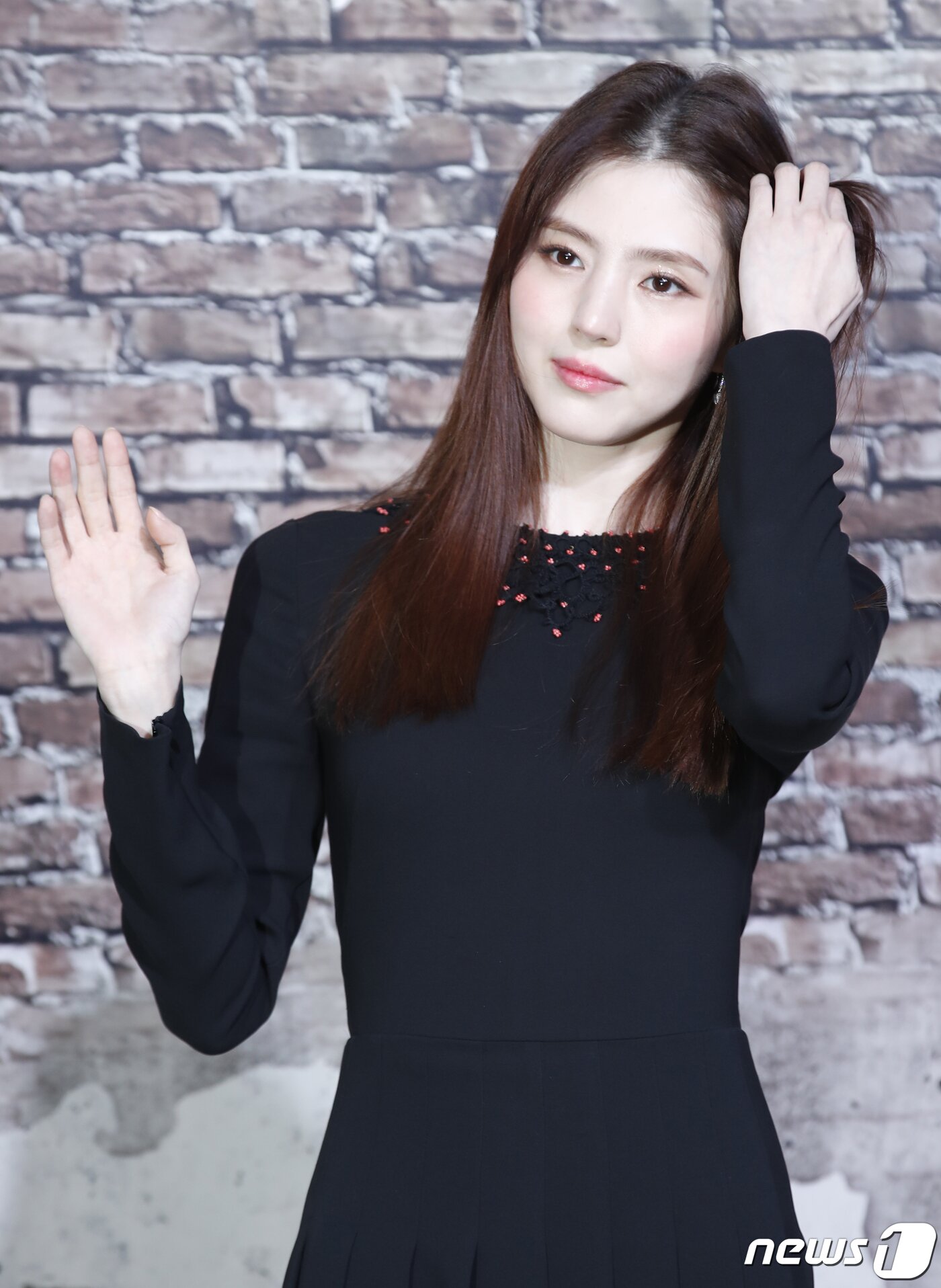 본문 이미지 - 배우 한소희가 19일 서울 용산구 레이어20 스튜디오에서 열린 넷플릭스 오리지널 시리즈 '경성크리처'(감독 정동윤) 제작발표회에서 포즈를 취하고 있다. ‘경성 크리처’는 시대의 어둠이 가장 짙었던 1945년 봄, 생존이 전부였던 두 청춘이 탐욕 위에 탄생한 괴물과 맞서는 이야기를 그린 작품이다. 2023.12.19/뉴스1 ⓒ News1 권현진 기자