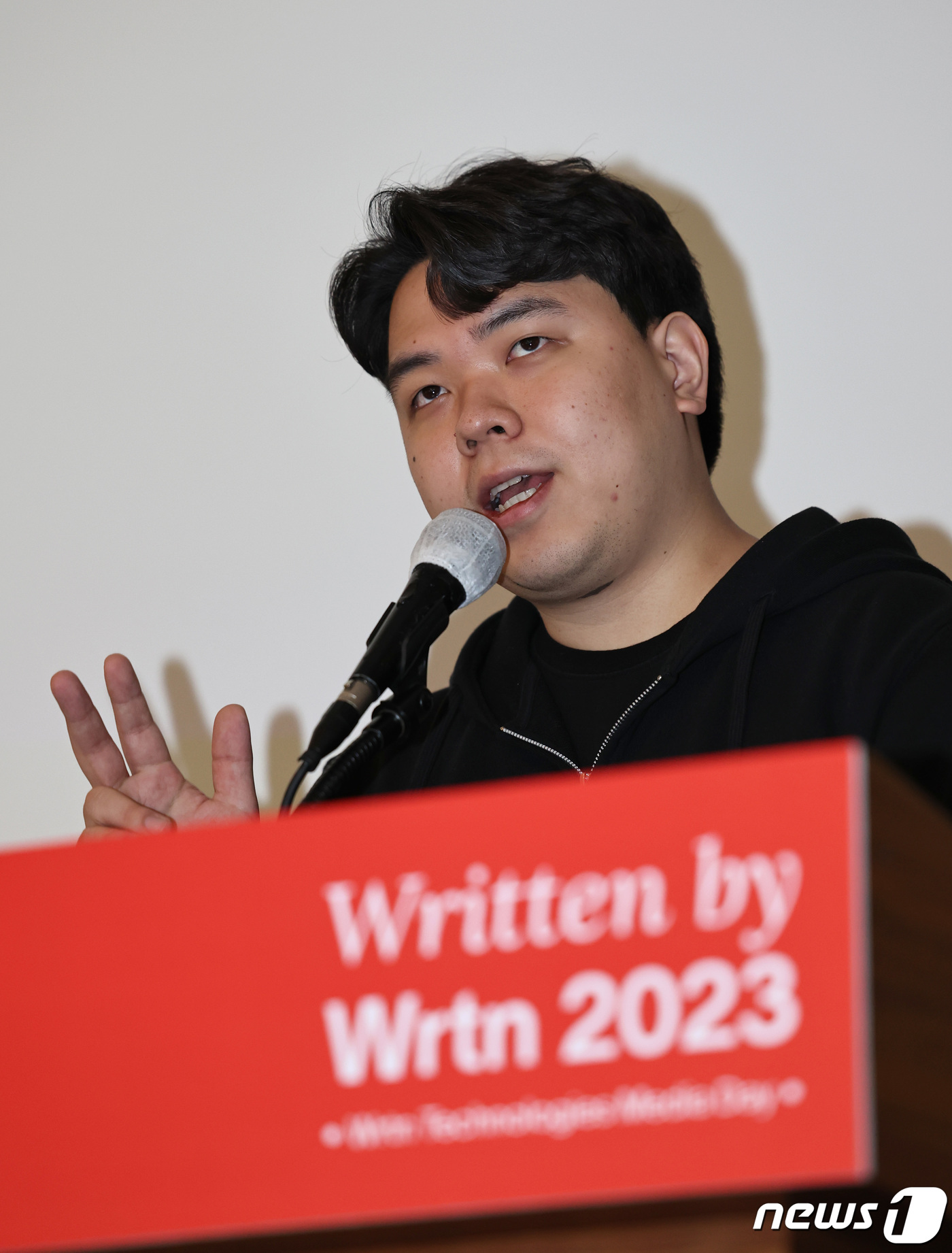 (서울=뉴스1) 구윤성 기자 = 19일 오전 서울 중구 한국프레스센터에서 열린 인공지능(AI) 포털 서비스기업 뤼튼테크놀로지스 기자간담회에서 이세영 대표가 2024년 사업 전략을 …