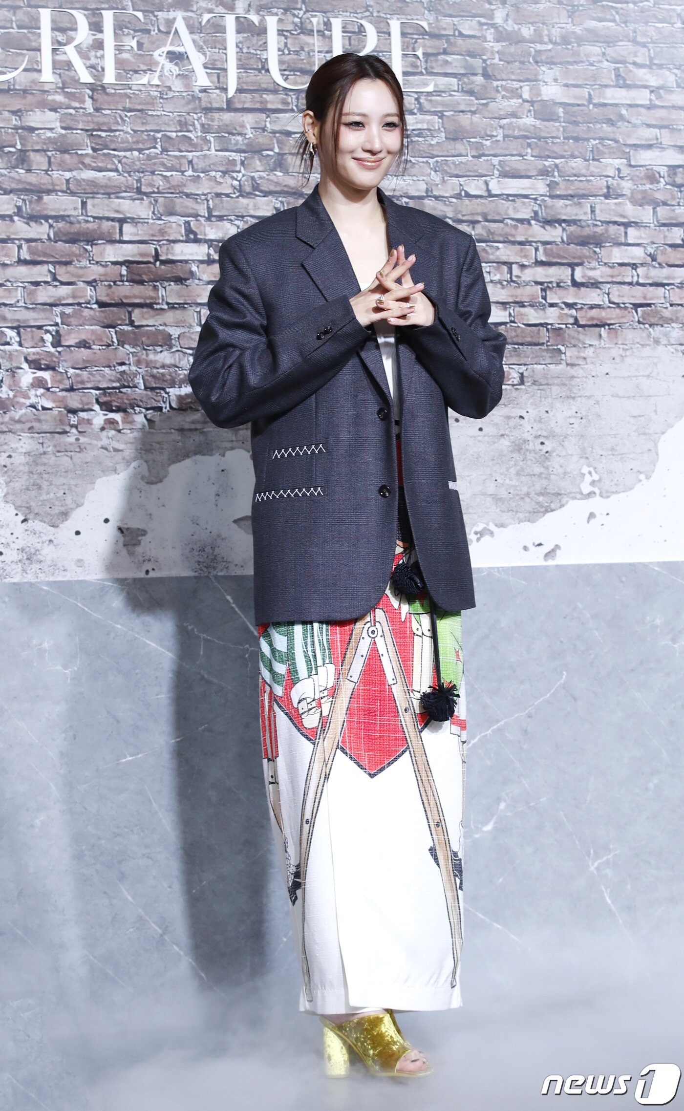 본문 이미지 - 배우 수현이 19일 서울 용산구 레이어20 스튜디오에서 열린 넷플릭스 오리지널 시리즈 '경성크리처'(감독 정동윤) 제작발표회에서 포즈를 취하고 있다. ‘경성 크리처’는 시대의 어둠이 가장 짙었던 1945년 봄, 생존이 전부였던 두 청춘이 탐욕 위에 탄생한 괴물과 맞서는 이야기를 그린 작품이다. 2023.12.19/뉴스1 ⓒ News1 권현진 기자