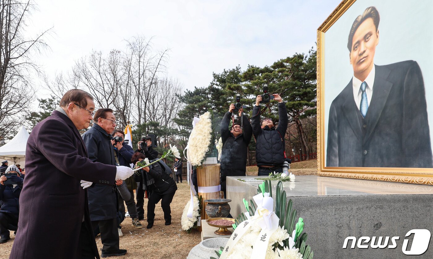 본문 이미지 - 이종찬 광복회장이 2023년 서울 용산구 효창공원 윤봉길의사 묘소에서 헌화하는 모습. 2023.12.19 ⓒ 뉴스1 김도우 기자