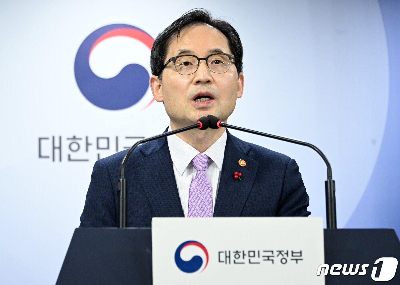 본문 이미지 - 한기정 공정거래위원장이 19일 서울 종로구 정부서울청사에서 플랫폼의 독과점을 규제하는 '플랫폼 경쟁촉진법' 제정 관련 브리핑을 하고 있다. 2023.12.19/뉴스1 ⓒ News1 김명섭 기자
