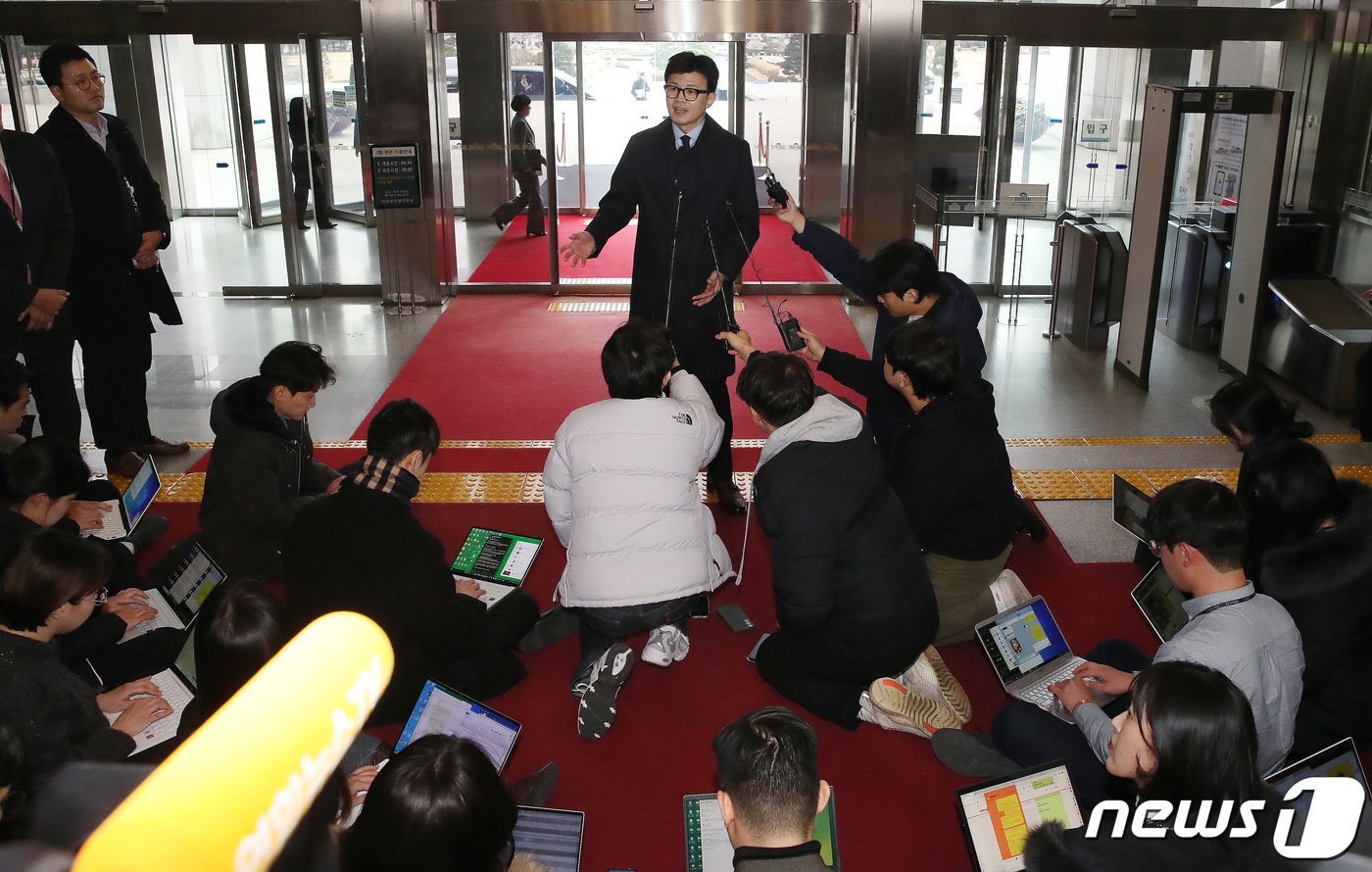 한동훈 법무부 장관이 19일 오후 서울 여의도 국회에서 열리는 법제사법위원회 전체회의에 앞서 취재진들의 질의에 답하고 있다. 2023.12.19/뉴스1 ⓒ News1 임세영 기자