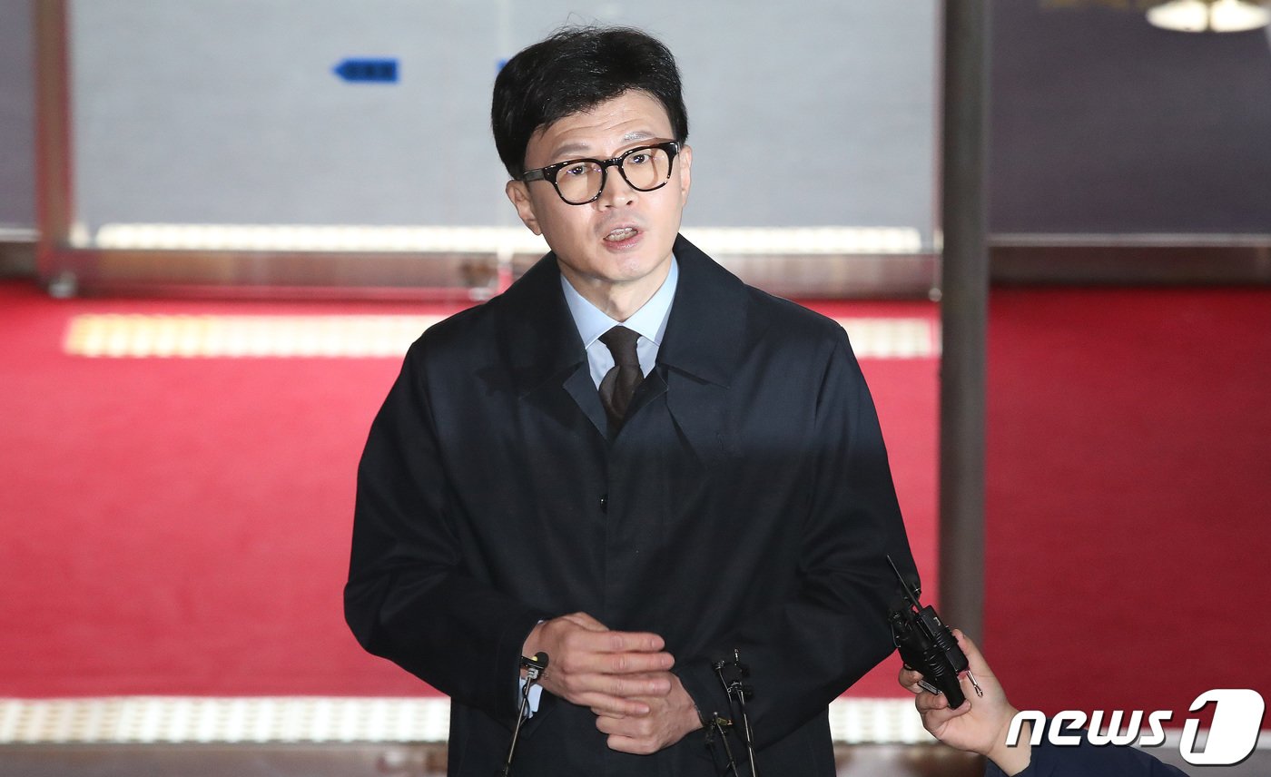 본문 이미지 - 한동훈 법무부 장관이 19일 오후 서울 여의도 국회에서 열리는 법제사법위원회 전체회의에 앞서 취재진들의 질의에 답하고 있다. 2023.12.19/뉴스1 ⓒ News1 임세영 기자