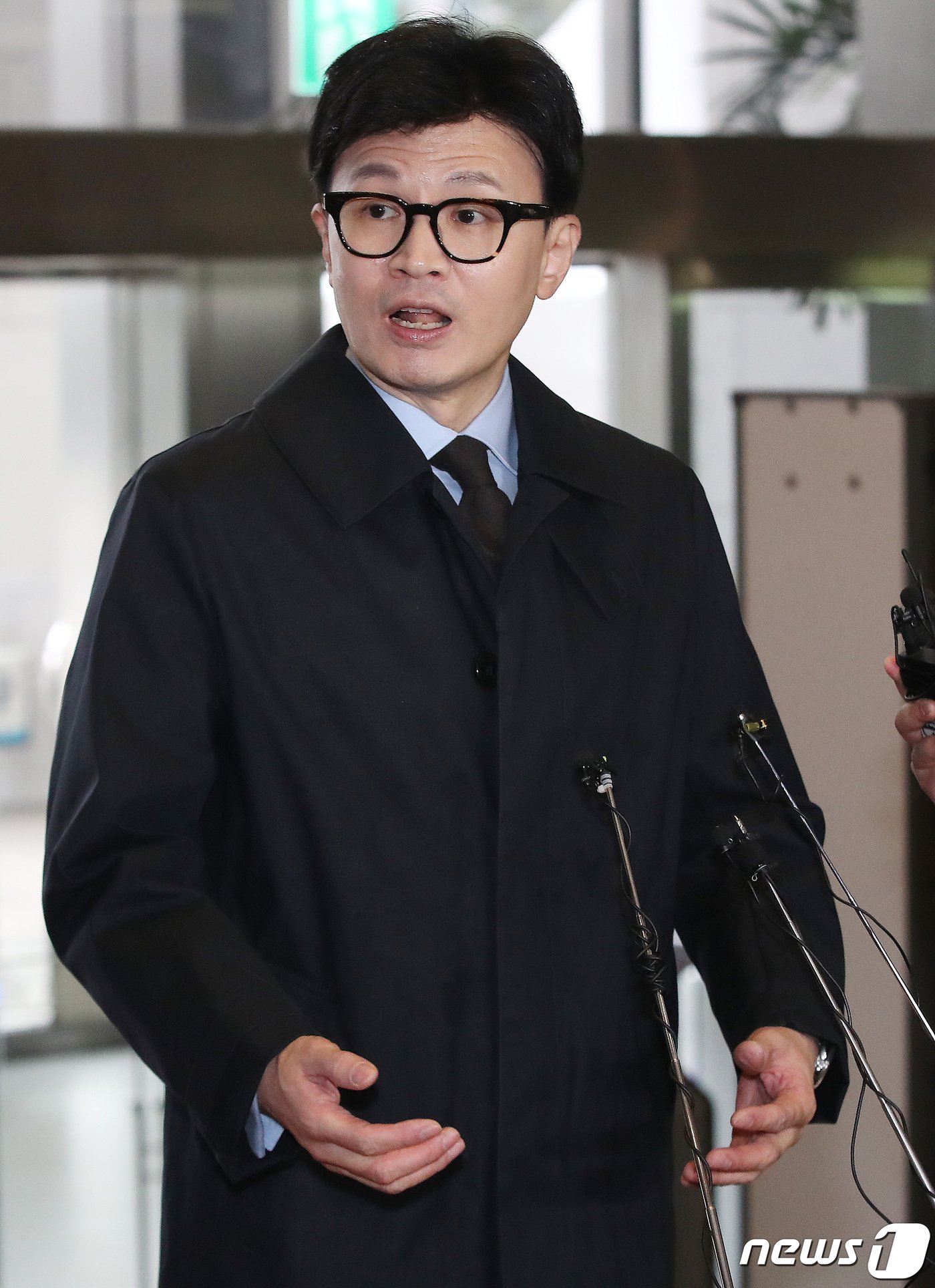 본문 이미지 - 한동훈 법무부 장관이 19일 오후 서울 여의도 국회에서 열리는 법제사법위원회 전체회의에 앞서 취재진들의 질의에 답하고 있다. 2023.12.19/뉴스1 ⓒ News1 임세영 기자